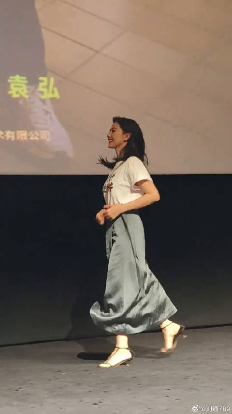 胡歌高圆圆亮相上海新片路演状态佳