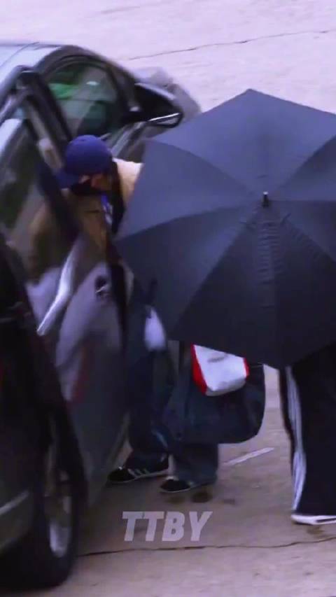 王玉雯蓝色公主裙亮相推理吧录制