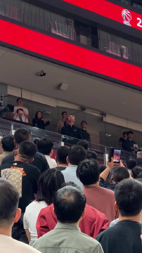 中国男篮主教练郭士强来到深圳新世纪主场观战