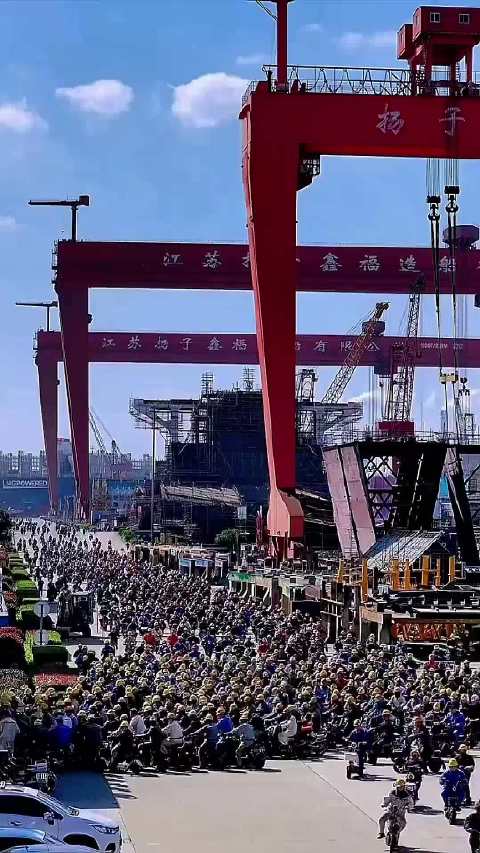 上海长兴岛名场面！造船厂下班摩托潮，一眼望不到头