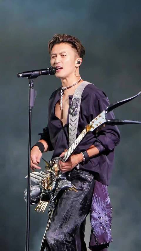 谢霆锋每城必打网球，新歌《推倒重来》助力运动