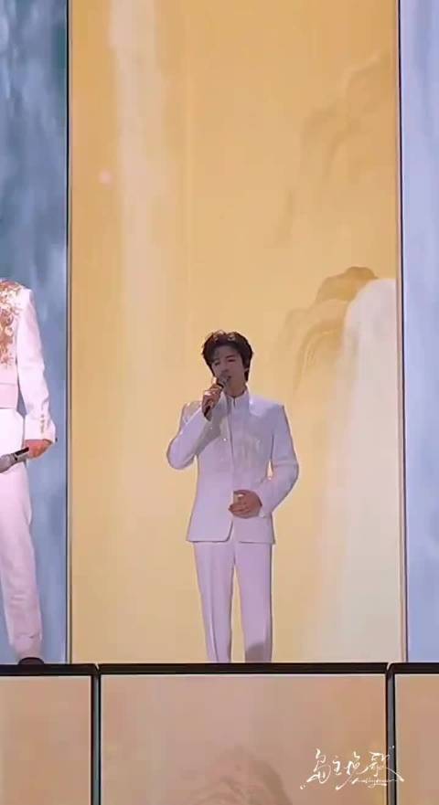 魏晨刘宇宁春晚合唱反差碰撞，科班街头同唱少年狂澜