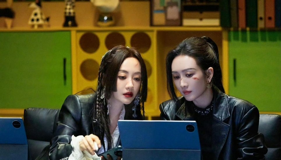 王鸥杨蓉双女侦探牵手奔跑名场面曝光