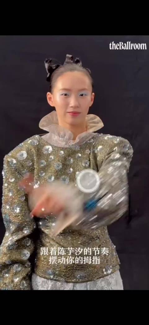 想出让陈芋汐拍这个的老师一定是天才吧，都快要被这个乐乐萌化了