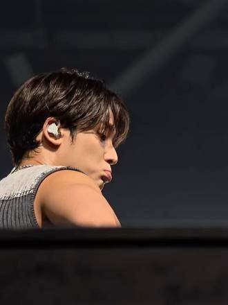 国际小狗日金珉奎晒爱犬小鸡毛