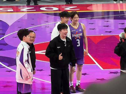 杨力维稳坐WCBA全明星C位，队友排队合影