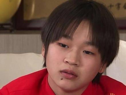 全红婵直播变身吃货达人，陈若琳突袭提问体重