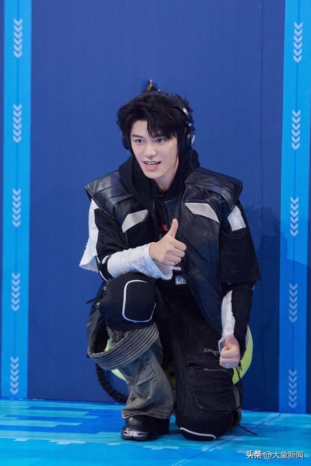 《永夜星河》剧组做客好六街，虞书欣丁禹兮现场“发糖”