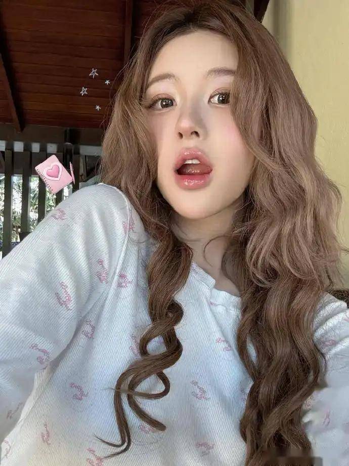 赵露思晒自拍美照1小时点赞破10万，网友：简直是洋娃娃来的！