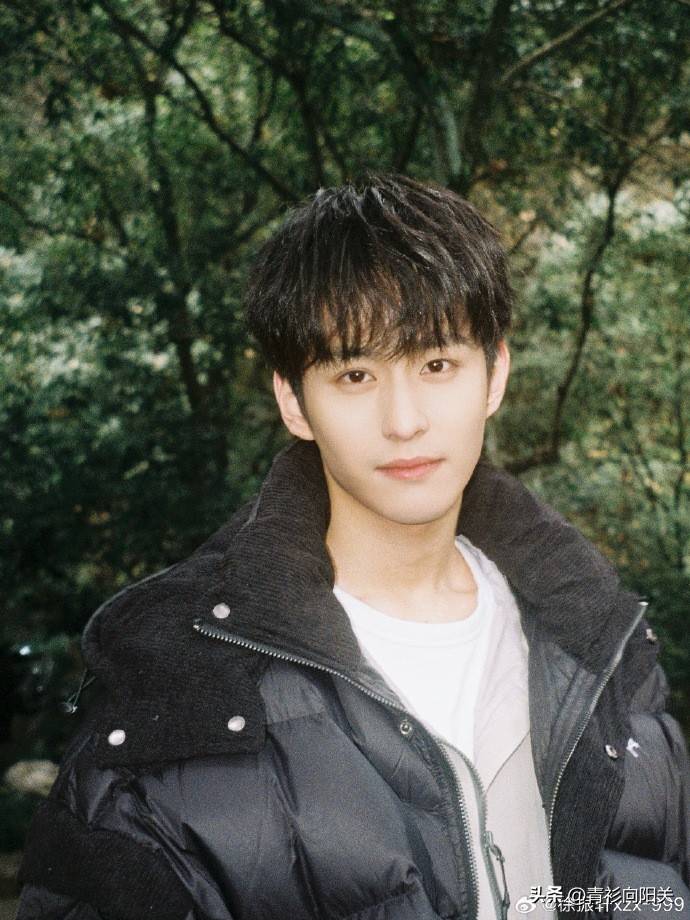 《赴山海》冲着成毅去看剧,却被23岁的他吸引,科班出身多才多艺