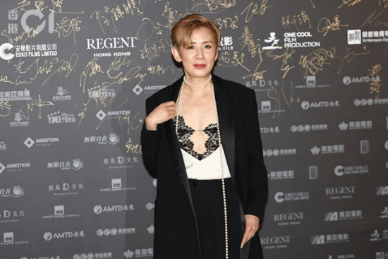 吴君如深V亮相香港导演会！自信穿搭亮相引阵阵惊呼