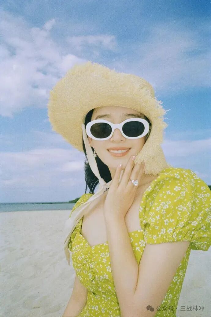 阚清子海边绿裙写真,法式慵懒度假风