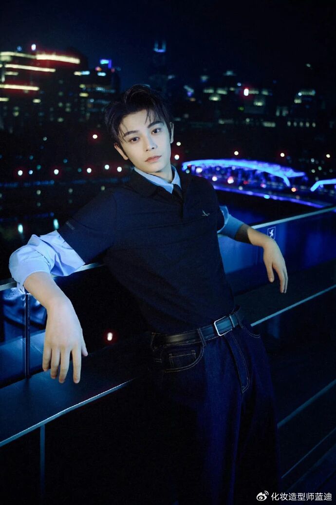 丁禹兮品牌活动造型:蓝调春日感,利落少年气的松弛表达