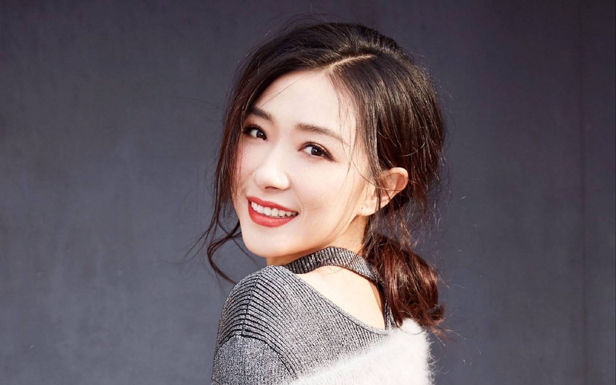 原创 万茜路演徒手抱男观众，小身躯藏大力量，敬业态度引全网破防