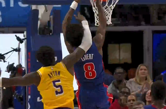 艾顿回防挥手打到勒维尔颈部，裁判回看吹罚艾顿一级恶意