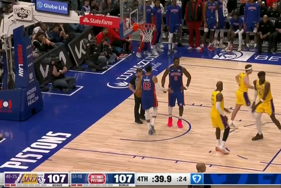 艾顿关键时刻造成犯规两罚全中，湖人还剩40秒领先活塞1分