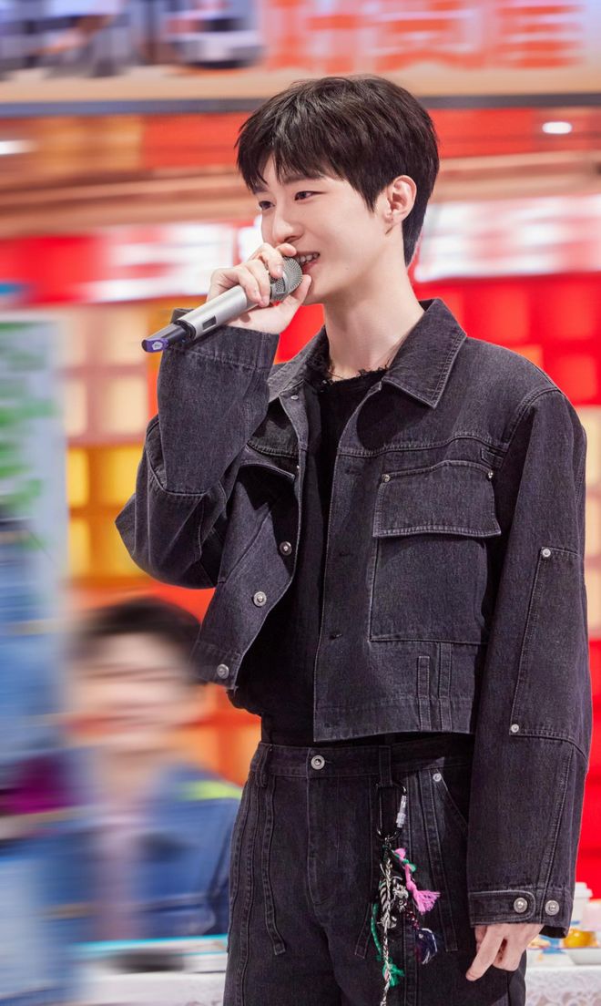 杨紫携《要久久爱》剧组做客好六街 化身“孩子王”玩游戏急出怒音