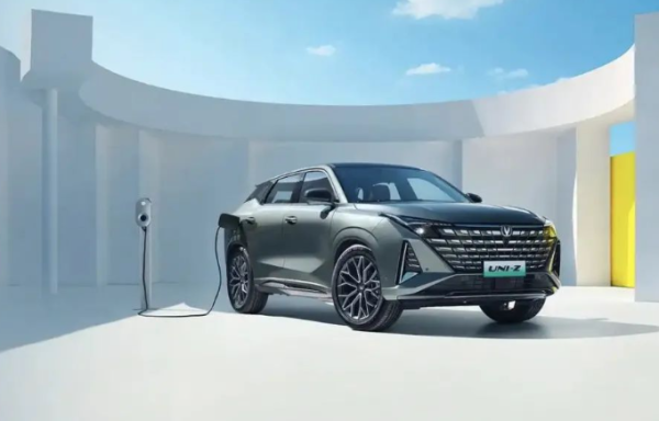 长安UNI-Z新能源其轴距优势使得后排腿部空间更为充裕