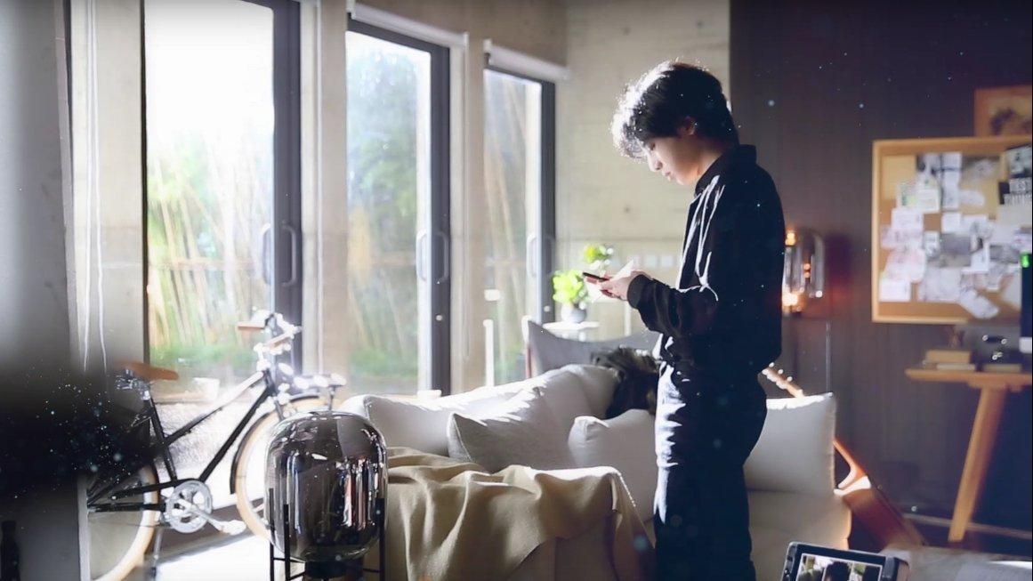 品牌极致大使华晨宇拍摄花絮视频公开 高冷气质居家花美男上线