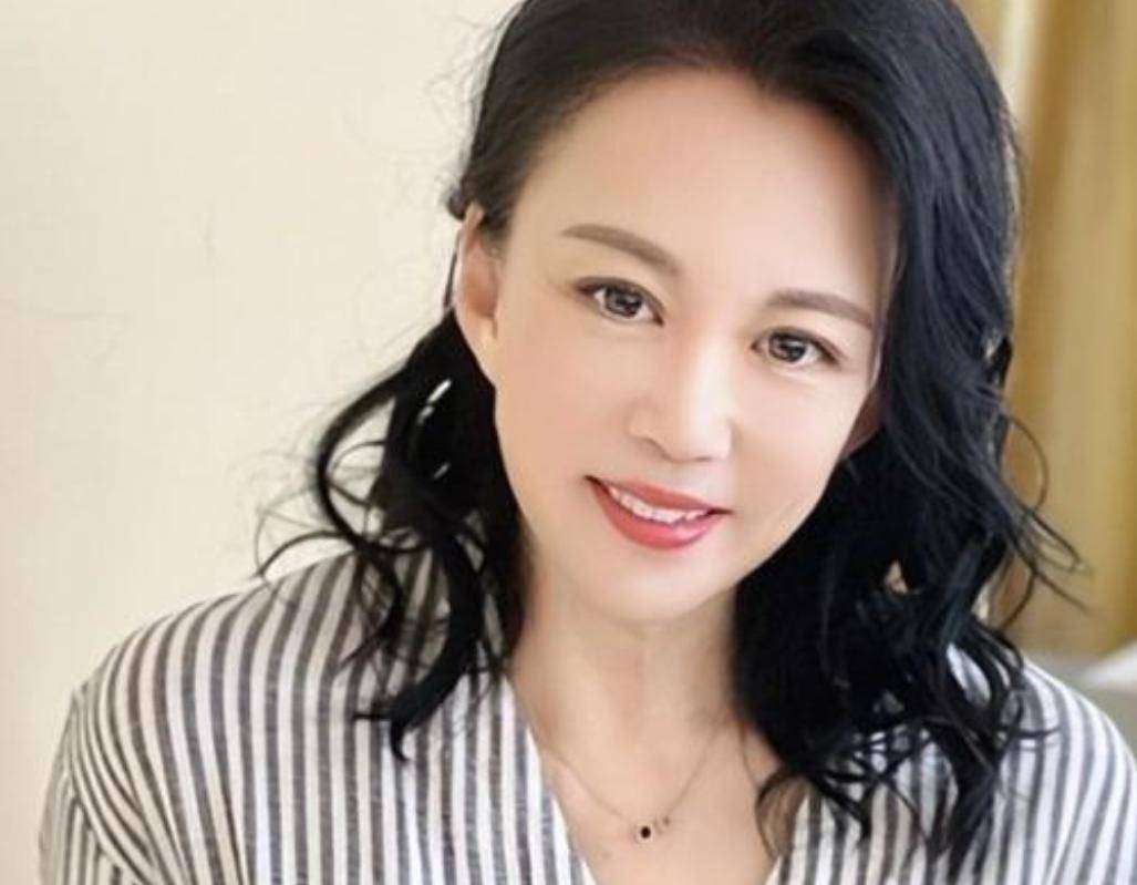 60岁马丽的圆满人生：事业、家庭双丰收