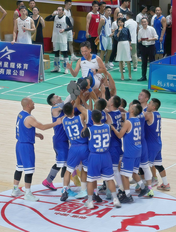 图为参赛球队庆祝赢球。新华网发（谭发馨摄）