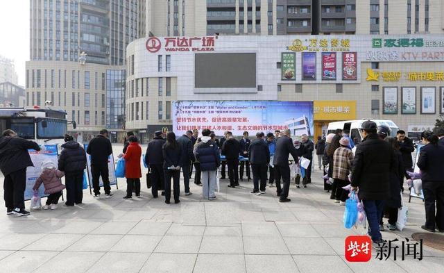 广场宣传活动一角 姚绍庄 摄