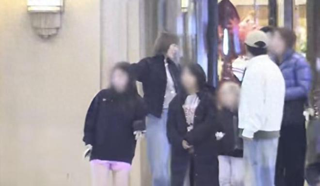 黄渤两个女儿近照曝光！和朋友聚餐，一个活泼一个安静，小欧好美