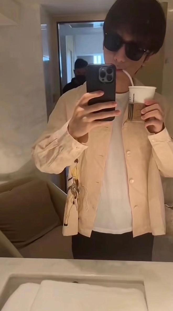 网友看了成毅的对镜自拍，纷纷喊话曾舜晞，教教成毅对镜自拍吧