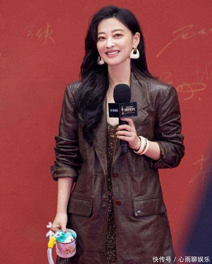 梅婷50岁早该这么搭，美拉德西装配亮片裙，尽显超模气场