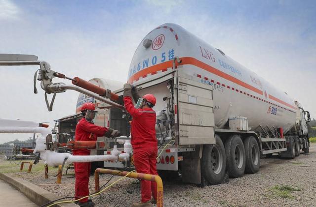 中国石化西南石油局永川气田LNG充装站员工开展充装外输作业。管圆圆 摄
