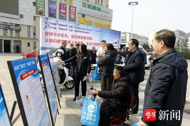 展板宣传 姚绍庄 摄