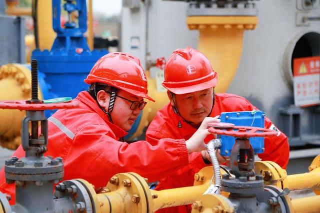 中国石化西南石油局威荣气田集气总站工作人员正在查看生产运行情况。吴泓泽 摄