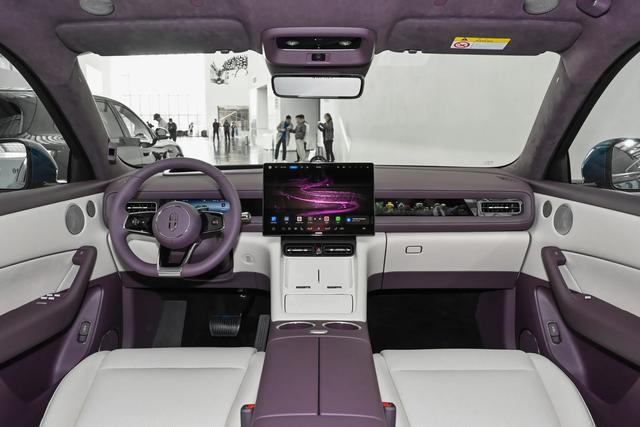 新车  搭车载冰箱/吸顶屏等/3月23日开启预订,问界M6实车内饰亮相
