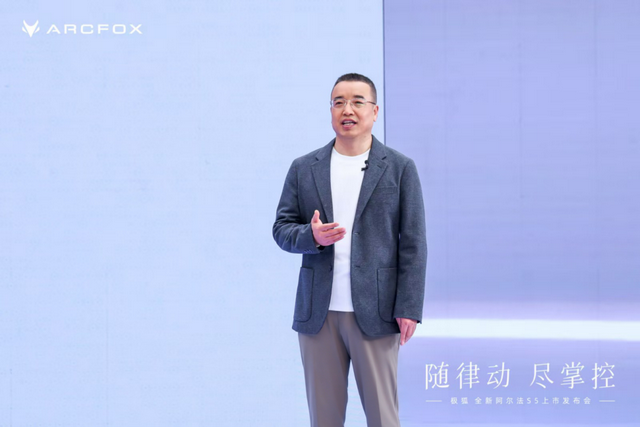 年轻人的第一台轿跑可以更新了，极狐全新阿尔法S5上市补贴价9.98万起