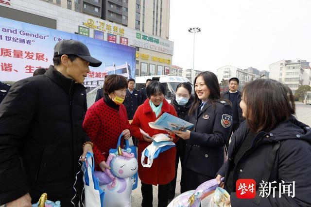 工作人员向市民讲解节水常识 姚绍庄 摄