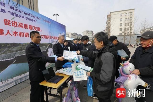 工作人员散发宣传材料 姚绍庄 摄