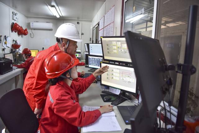 中国石化西南石油局永川气田员工实时核查各平台生产数据。宋军 摄