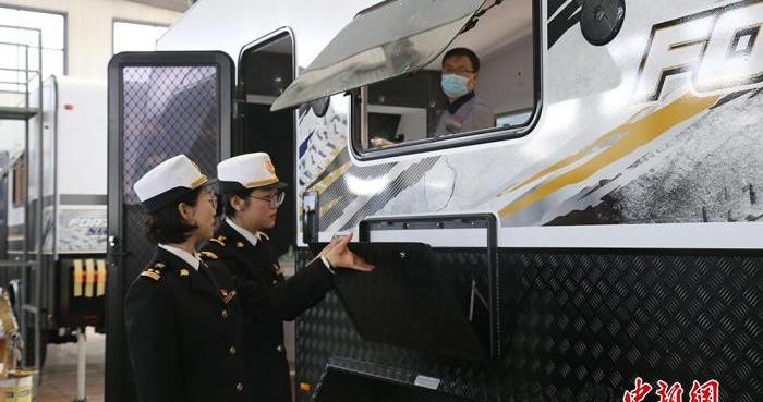 “露营风”带动房车需求 山东荣成房车出口订单旺