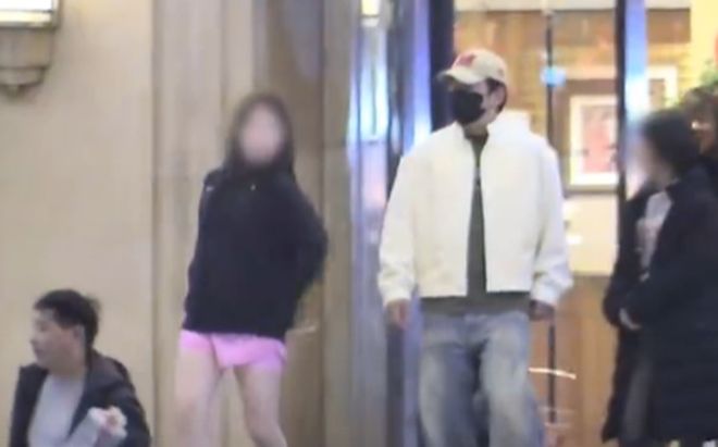 黄渤一家4口外出就餐，15岁女儿出镜长发漂亮，妻子素颜显朴素