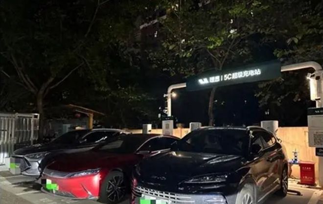 理想车主发文质疑高速充电：到理想充电站充电，发现全是比亚迪