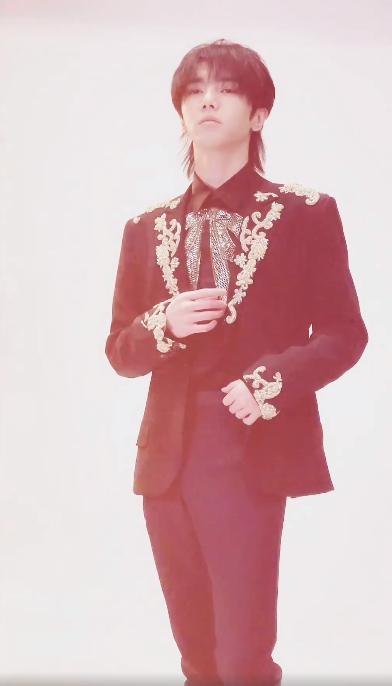 210404 华晨宇《王牌对王牌》幕后花絮公开 宫廷风西装造型矜贵傲气