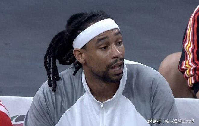 广东半场内线被打爆，萨姆纳5分钟3犯，崔永熙8分扛旗