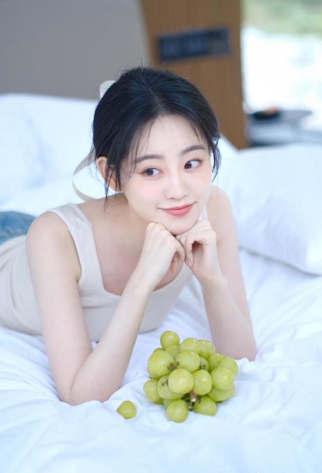 青春女星祝绪丹晒写真，美丽调皮，秋水明眸，顾盼传情