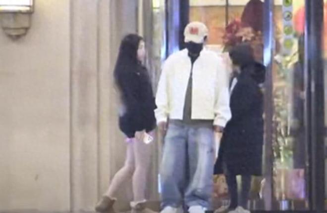 黄渤一家4口外出吃饭，15岁女儿长发身高170，妻子素颜出镜质朴