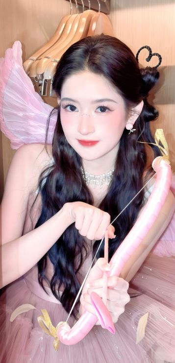 王玉雯丘比特造型爆火，粉色羽翼太甜美，网友大呼“童话公主”