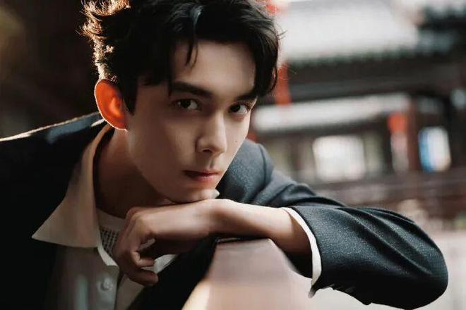 吴磊品牌活动造型：黑大衣赴春日之约，少年锋芒与温柔共生