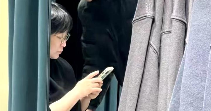 窦唯与神秘女子逛商场试衣，被传搬至通州住，生活不再清苦引感慨