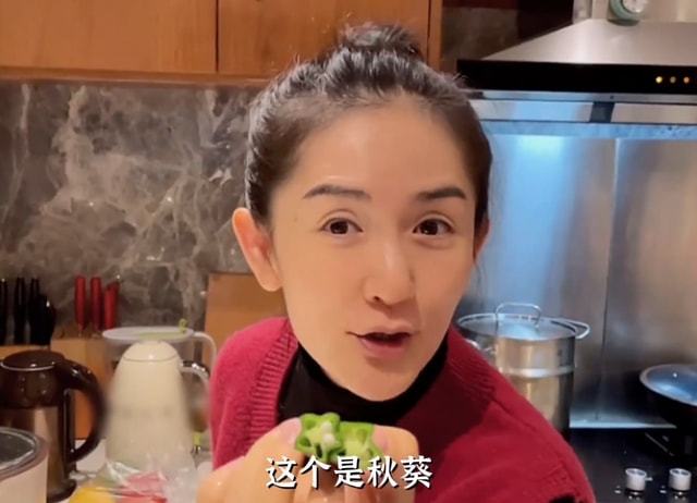 谢娜亲自为女儿做蒸蛋,花样切菜刀工利落,素颜皮肤十分油亮张杰快乐大本营_订阅