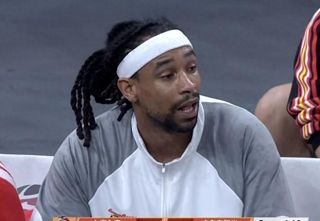 狂轰17+18！广东半场内线被打爆，萨姆纳5分钟3犯，崔永熙8分扛旗