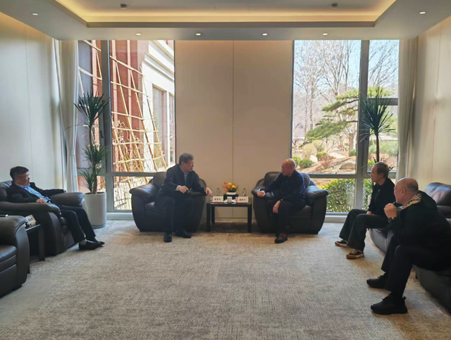 ▲3月22日，孟宪东与梅花集团创始人孟庆山进行交流，谋划产业链延伸、新项目建设等事宜。